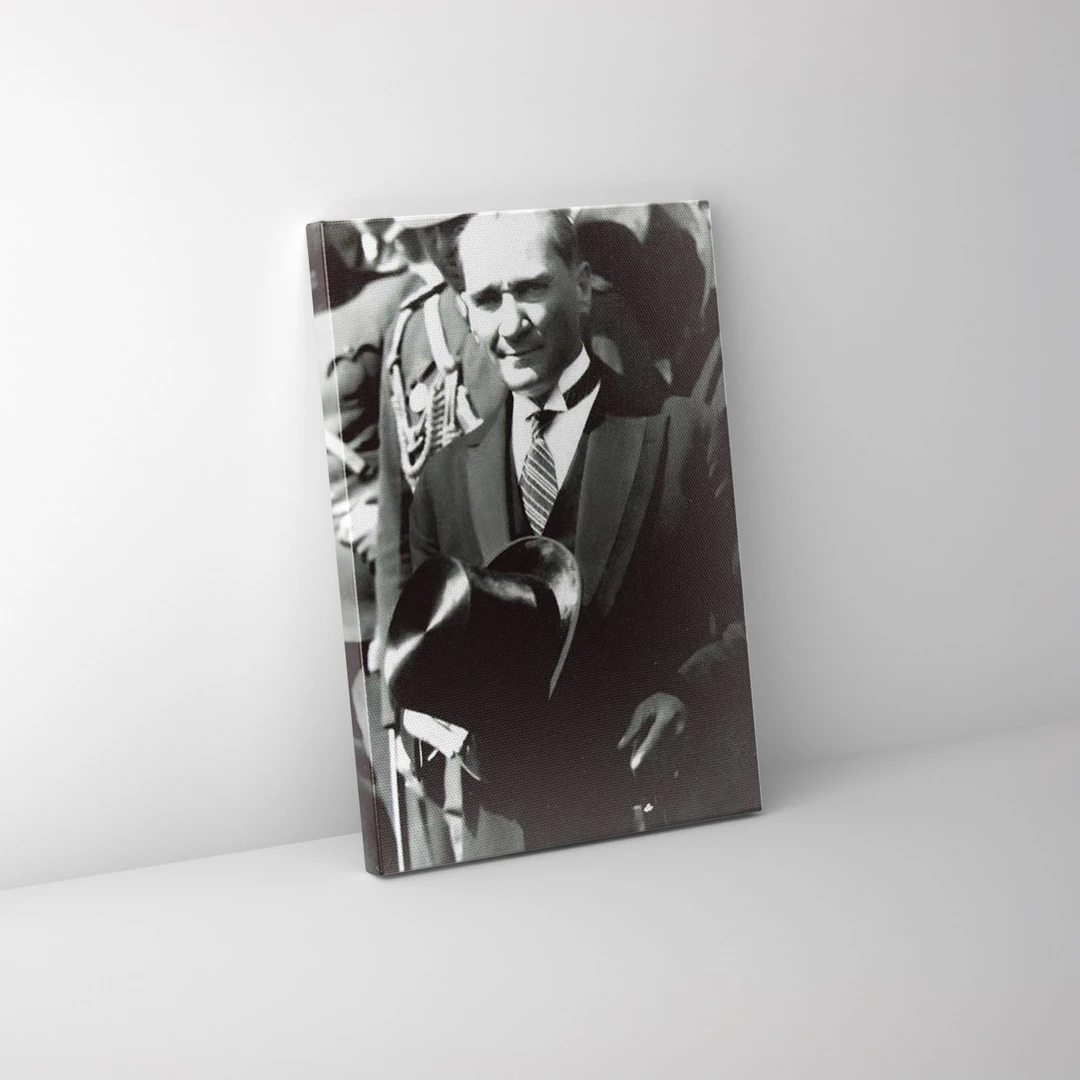 Şık Takım Elbiseli ve Fötr Şapkalı Atatürk Kanvas Tablo